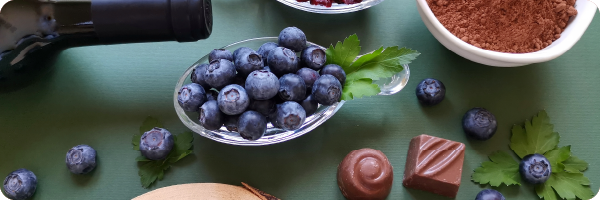 Blueberries and cacao powder that contain polyphenols which are good for improving your gut health.