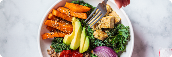 Balance your blood sugar to improve your sleep Image shows a healthy, colourful, balanced meal.